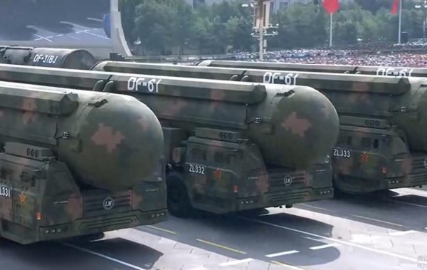 拿柜配资 9·3阅兵东风核导弹强势登场，解放军真本领惊艳众人，全场瞩目！